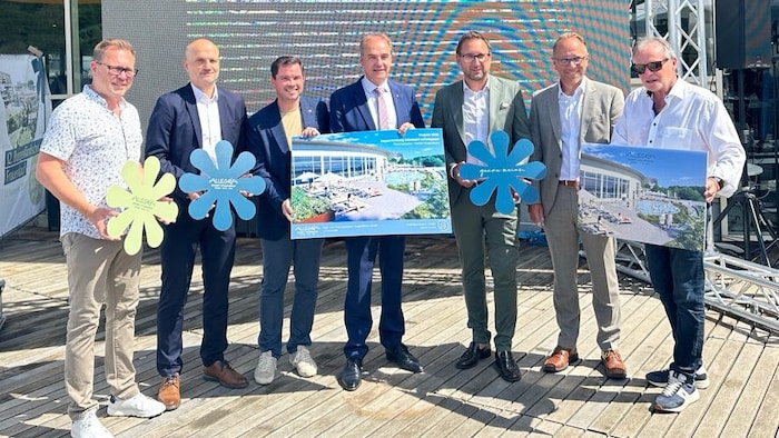 Projektpräsentation: Markus Bauer (Planungsbüro), GMF-Geschäftsführer Thomas Meier, General ...
