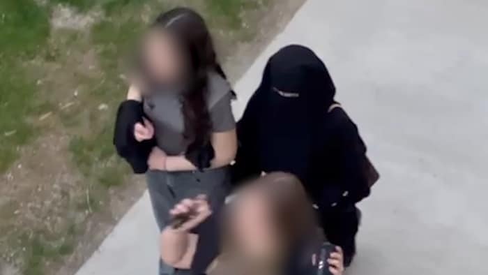 Mädchen mit Burka, trotz Gesichtsverhüllungverbot. Die Polizei darf in diesem Fall abmahnen, ...