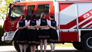 Die Mädls der FF Tigring präsentieren sich im schicken und selbst entworfenem Dirndl.