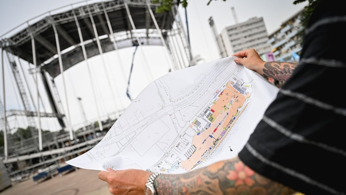 Aufbau der Bühne am Festivalgelände am Donauufer in Linz-Urfahr