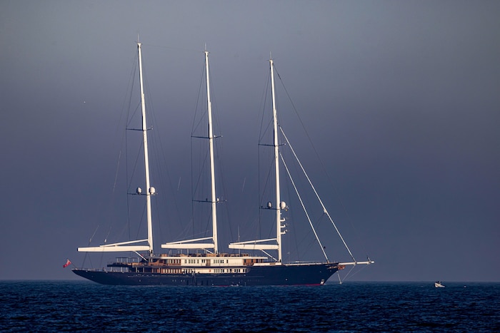 Mit der 127 Meter langen Jacht „Koru“ (Baukosten in einer niederländischen Reederei sollen sich ...