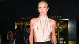 Charlize Theron begeisterte mit gleich zwei aufregenden Looks.