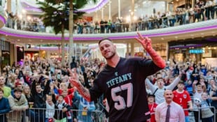 Ob in Wien oder wie am Foto in Linz: Arnautovic zieht die Massen an.