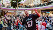 Ob in Wien oder wie am Foto in Pasching: Arnautovic zieht die Massen an.