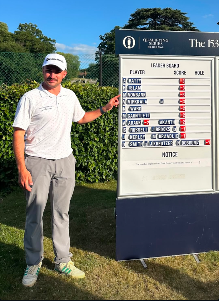 Stolz präsentiert Michael Vonbank das Scoreboard in Moor Park, das ihn als geteilten Sieger ...