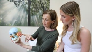 Physiotherapeutin Eva Renoltner erklärt, welche Muskeln am Schädel Schmerzen bereiten können.
