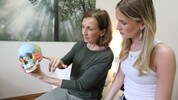 Physiotherapeutin Eva Renoltner erklärt, welche Muskeln am Schädel Schmerzen bereiten können.