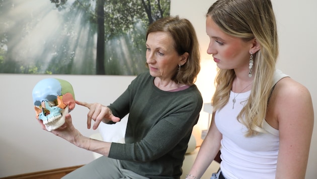 Physiotherapeutin Eva Renoltner erklärt, welche Muskeln am Schädel Schmerzen bereiten können.