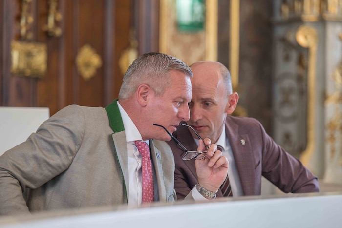 Besorgte Gesichter: Landeshauptmann Mario Kunasek (FPÖ) und Finanzlandesrat Willibald Ehrenhöfer ...