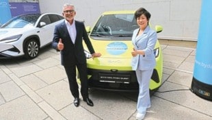 Voestalpine-Chef Herbert Eibensteiner und BYD-Vizepräsidentin Stella Li drücken jetzt gemeinsam ...