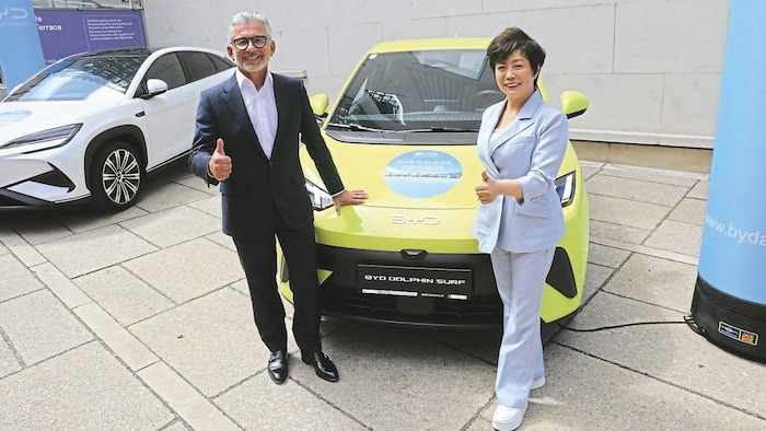 Voestalpine-Chef Herbert Eibensteiner und BYD-Vizepräsidentin Stella Li dmit neuer Partnerschaft