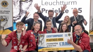 Jubel (o.) bei den Pfadfindern in Horn, die sich gegenüber vier weiteren Bewerbern als ...