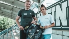 Sportchef Tobias Thies mit seiner aktuellsten Neuverpflichtung, der 19-jährigen Ylleza Kabashi.