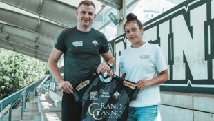 Sportchef Tobias Thies mit seiner aktuellsten Neuverpflichtung, der 19-jährigen Ylleza Kabashi.