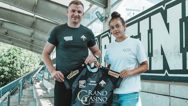 Sportchef Tobias Thies mit seiner aktuellsten Neuverpflichtung, der 19-jährigen Ylleza Kabashi.
