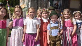 Die Kindergartenkinder marschierten mit symbolischen Prangstangen mit.