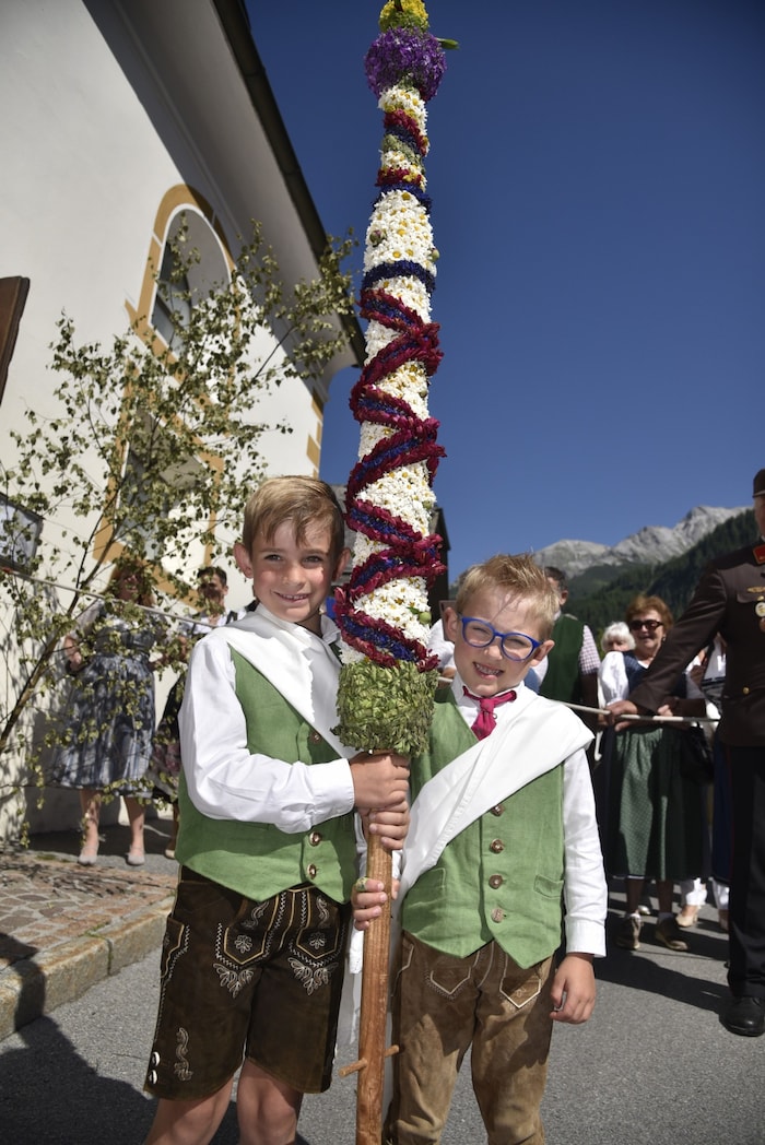 Die jüngsten Träger packen an: Elias und Philipp
