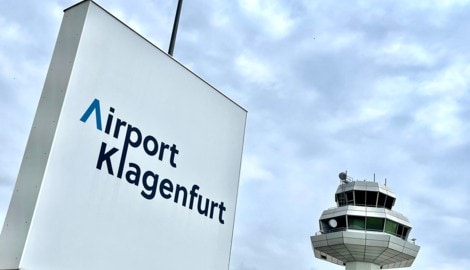 Am Flughafen Klagenfurt warten Urlaubshungrige auf den Flug nach Mallorca.