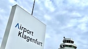 Am Flughafen Klagenfurt warten Urlaubshungrige auf den Flug nach Mallorca.