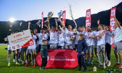 Der FC Pinzgau stemmte in der Vorsaison zum zweiten Mal in Folge den Pokal in die Höhe.