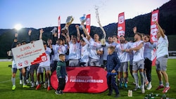 Der FC Pinzgau stemmte in der Vorsaison zum zweiten Mal in Folge den Pokal in die Höhe.