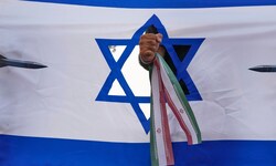 Eine iranische Faust, die eine israelische Flagge durchschlägt, bei einer Kundgebung in Teheran
