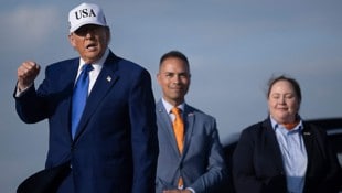 Donald Trump nach seiner Landung in Amsterdam für den NATO-Gipfel in Den Haag