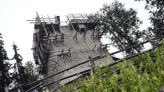 Das Burgbau-Projekt in Friesach ist einzigartig – nun ist dort ein Brand ausgebrochen.