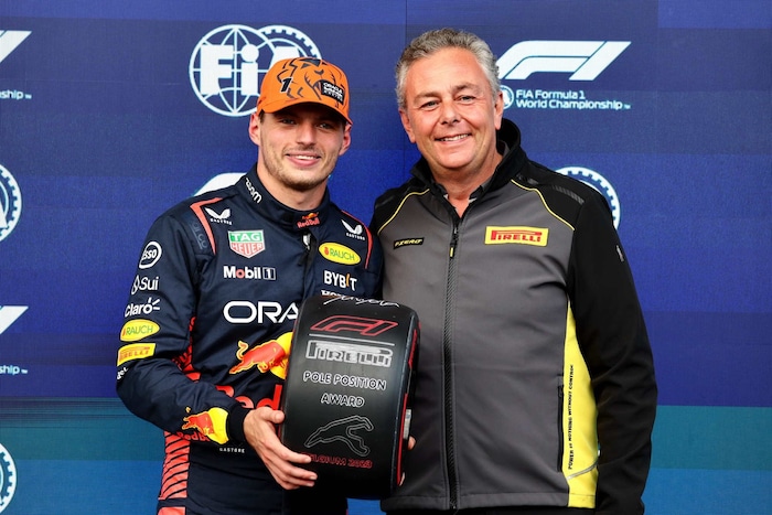 Mario Isola (r.) mit Weltmeister Max Verstappen