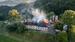 Der Dachstuhl des Bauernhofes stand lichterloh in Flammen.