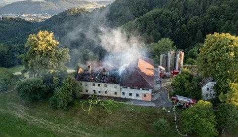 Der Dachstuhl des Bauernhofes stand lichterloh in Flammen.
