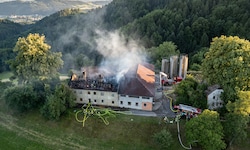 Der Dachstuhl des Bauernhofes stand lichterloh in Flammen.