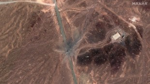 Nach dem US-Angriff ist ein Krater beim Eingang der unterirdischen Atomanlage Fordo im Iran zu ...