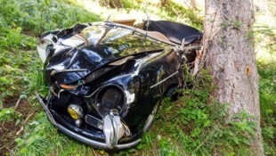 Der Porsche 356 kam von der Straße ab, stürzte einen Abhang hinunter und wurde erst von einem ...