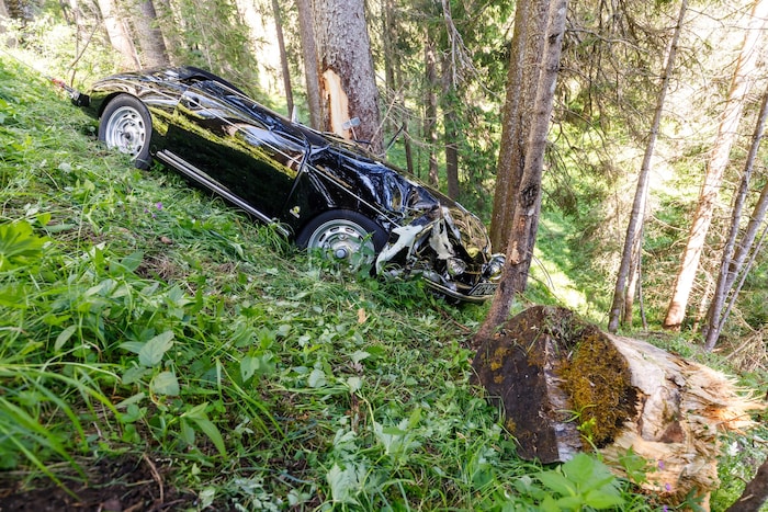Die beiden Insassen wurden aus dem Cabrio geschleudert und schwer verletzt.