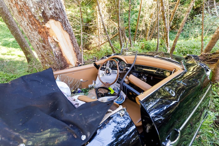 Der Porsche 356 Speedster wurde arg in Mitleidenschaft gezogen.