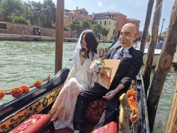 Bezos- und Sánchez-Gruselpuppen sorgten für Aufsehen in Venedig