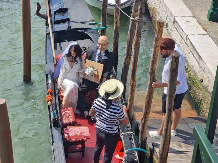 Ein ungewöhnlicher Anblick sorgte in Venedig für Aufsehen: Gruselige Puppen von Jeff Bezos und ...