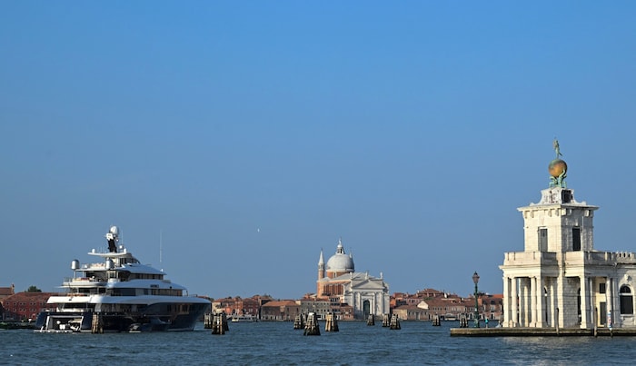 Die Superjacht „Arience“ von Bill Miller ankert bereits vor Venedig.