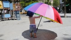 Bei diesen Temperaturen hilft fast nur noch der Sonnenschirm.