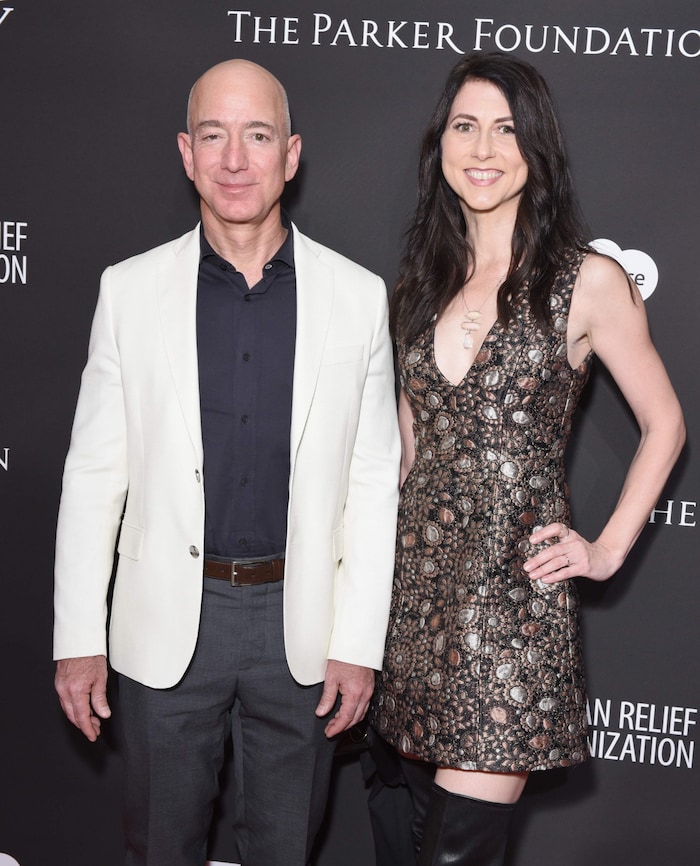 Auf diesem Archivfoto vom 6. Januar 2018 sind der Amazon-CEO Jeff Bezos (links) und seine ...