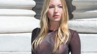 Kate Moss‘ Tochter Lila Moss ließ in Paris tief blicken.