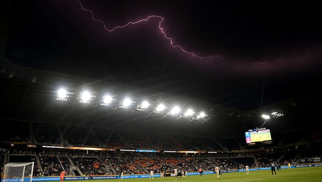Die Partie zwischen Salzburg und Pachuca musste für eineinhalb Stunden unterbrochen werden.