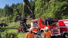 Das Fahrzeug musste mit dem Kran geborgen werden.