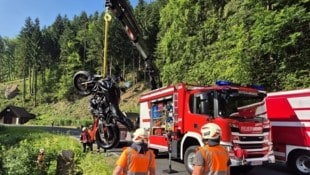 Das Fahrzeug musste mit dem Kran geborgen werden.