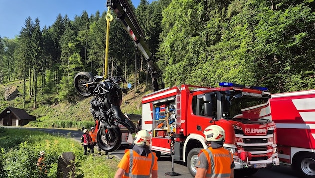 Das Fahrzeug musste mit dem Kran geborgen werden.