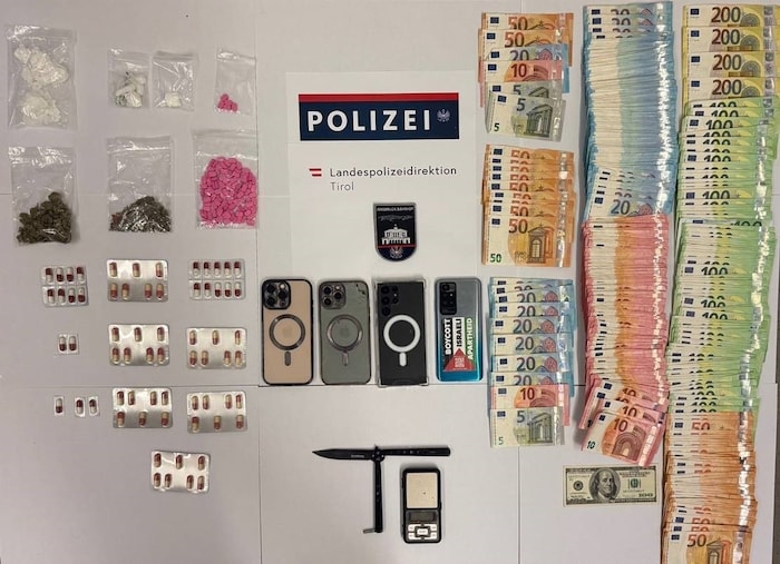 Die beschlagnahmten Drogen und Gegenstände.