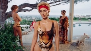 Kim Kardashian sorgt mit blonder Kurzhaarfrisur und sexy Kurven für Aufsehen.
