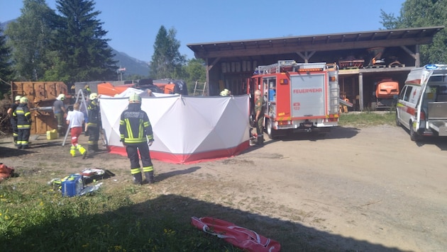 Der schwerverletzte Lkw-Fahrer musste mit dem Hubschrauber ins Krankenhaus gebracht werden.