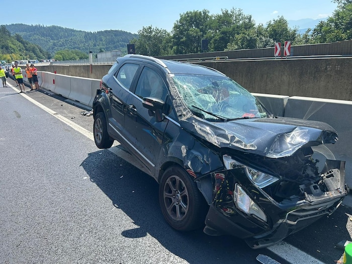 Aus diesem Wrack musste die Feuerwehr die Insassen retten.